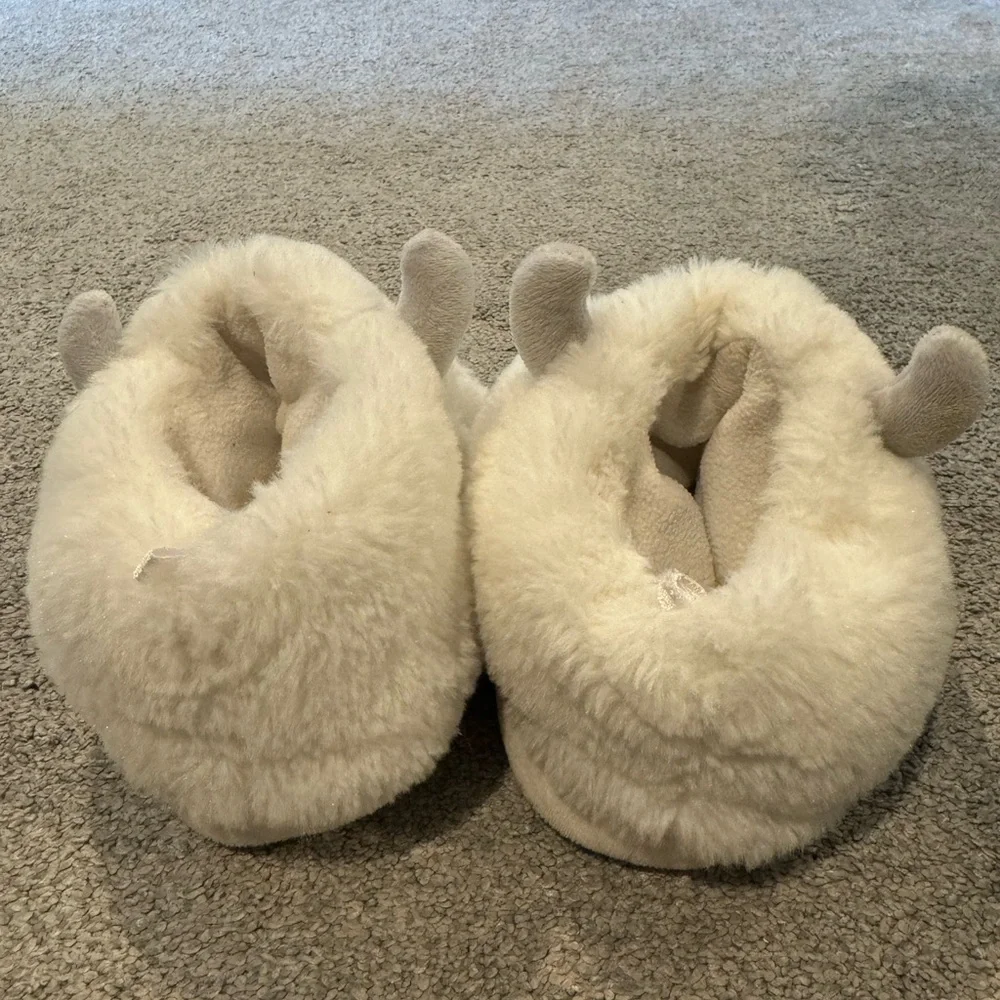 Old Navy Yeti Kids Slippers | Size M (12–13) | White Fuzzy